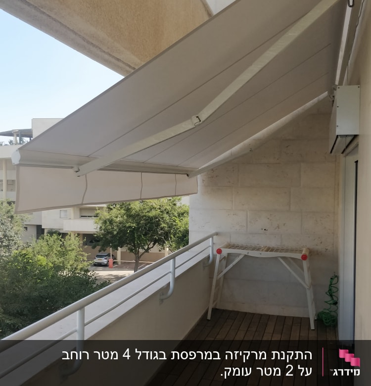 סוכך בד לבן מותקן על מרפסת עץ